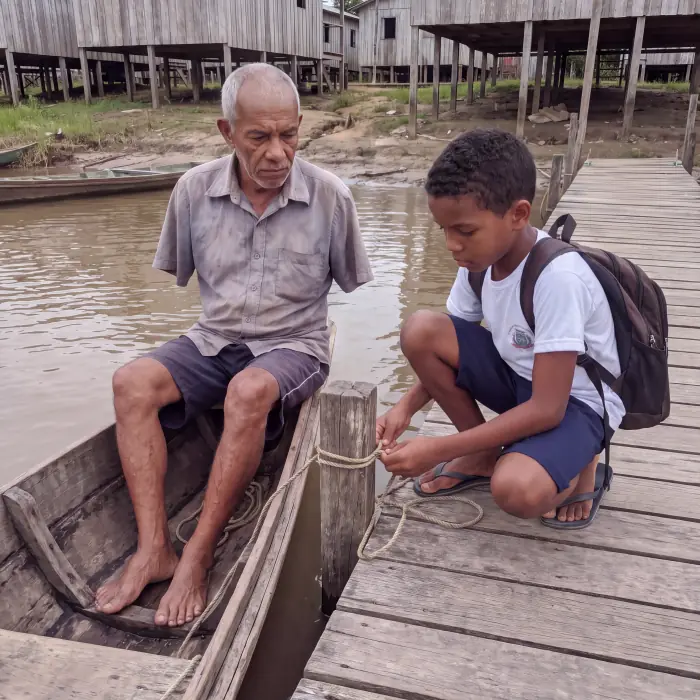 Benedito e o filho na canoa